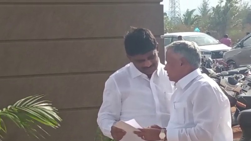 ಕುತೂಹಲ ಕೆರಳಿಸಿದ ಸುರೇಶ್- ವಿ.ಸೋಮಣ್ಣ ಗುಪ್ತ ಮಾತುಕತೆ