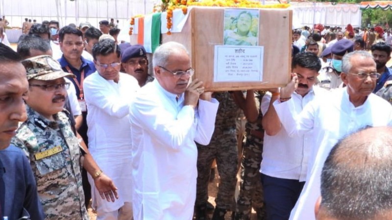 ದಾಂತೇವಾಡ ನಕ್ಸಲ್ ದಾಳಿ- ಮೃತ ಯೋಧನ ಶವಕ್ಕೆ ಹೆಗಲು ಕೊಟ್ಟ ಭೂಪೇಶ್ ಬಘೇಲ್
