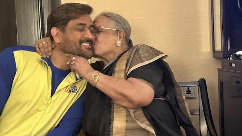 ಖೂಷ್ಬೂ ಸುಂದರ್ ಅತ್ತೆಯನ್ನು ಭೇಟಿಯಾದ ಧೋನಿ