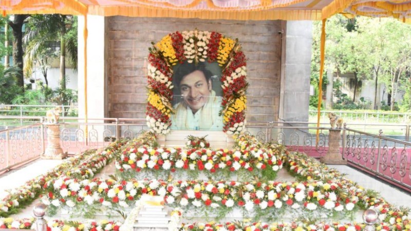 ಅಣ್ಣಾವ್ರ 94ನೇ ಜನ್ಮದಿನ: ಸ್ಮಾರಕಕ್ಕೆ ಹರಿದುಬಂದ ಅಭಿಮಾನಿ ಸಾಗರ