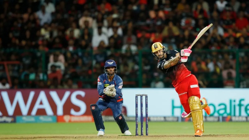 ಚಿನ್ನಸ್ವಾಮಿಯಲ್ಲಿ 115 ಮೀಟರ್‌ ಸಿಕ್ಸ್‌ – ಡುಪ್ಲೆಸಿಸ್‌ ಈಗ ಸಿಕ್ಸರ್‌ ವೀರ ಅಂದ್ರು ಫ್ಯಾನ್ಸ್‌