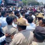 ಕಾಂಗ್ರೆಸ್, ಬಿಜೆಪಿ ರೋಡ್ ಶೋ ಮುಖಾಮುಖಿ – ಕಾರ್ಯಕರ್ತರನ್ನು ನಿಯಂತ್ರಿಸಲು ಹರಸಾಹಸಪಟ್ಟ ಪೊಲೀಸರು