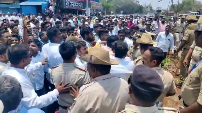 ಕಾಂಗ್ರೆಸ್, ಬಿಜೆಪಿ ರೋಡ್ ಶೋ ಮುಖಾಮುಖಿ – ಕಾರ್ಯಕರ್ತರನ್ನು ನಿಯಂತ್ರಿಸಲು ಹರಸಾಹಸಪಟ್ಟ ಪೊಲೀಸರು