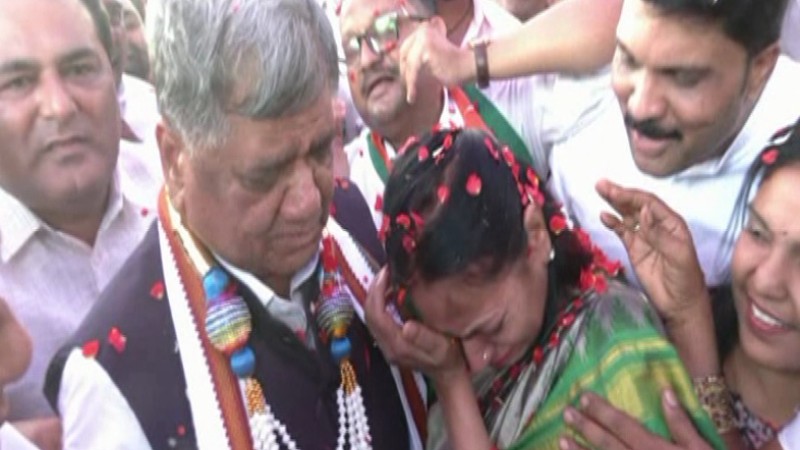 ಪತಿಯನ್ನು ತಬ್ಬಿ ಕಣ್ಣೀರಿಟ್ಟ ಶಿಲ್ಪಾ ಜಗದೀಶ್