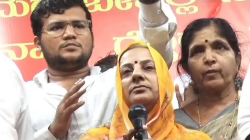 ನನ್ನ ಮಗನನ್ನು ನಿಮಗೆ ಬಿಟ್ಟಿದ್ದೇನೆ- ಕಾಂತಾದೇವಿ ಛೋಪ್ರಾ ಕಣ್ಣೀರು