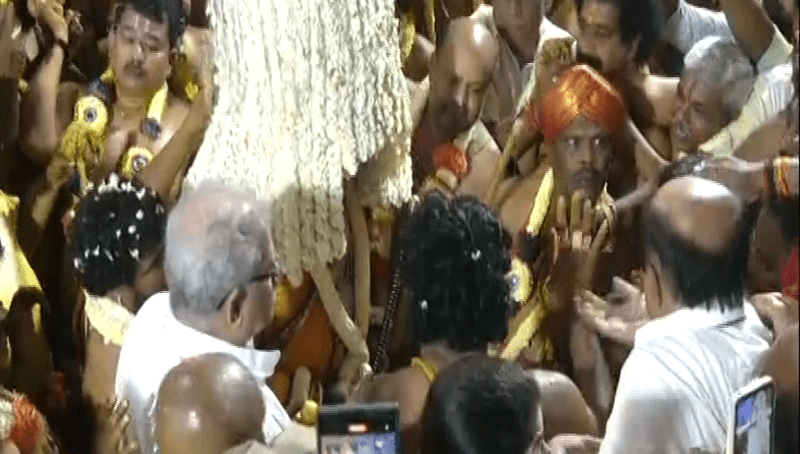 ಬೆಂಗಳೂರಲ್ಲಿ ಕರಗ ಸಂಭ್ರಮ- ಐತಿಹಾಸಿಕ ಕ್ಷಣಕ್ಕೆ ಸಾಕ್ಷಿಯಾದ ಲಕ್ಷಾಂತರ ಭಕ್ತಗಣ