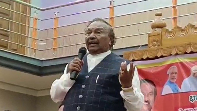 ಕುಟುಂಬದ ನಡುವೆ ಬೇರೆ ಒಂದು ಮುಖವಿರಲಿ ಎಂದು ಇಬ್ರಾಹಿಂಗೆ ಮಣೆ: ಈಶ್ವರಪ್ಪ ವ್ಯಂಗ್ಯ