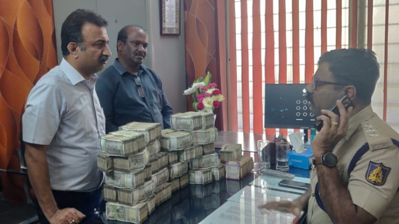 ಬೆಂಗಳೂರು ಆಟೋದಲ್ಲಿ ಸಿಕ್ತು ಬರೋಬ್ಬರಿ 1 ಕೋಟಿ ಹಣ