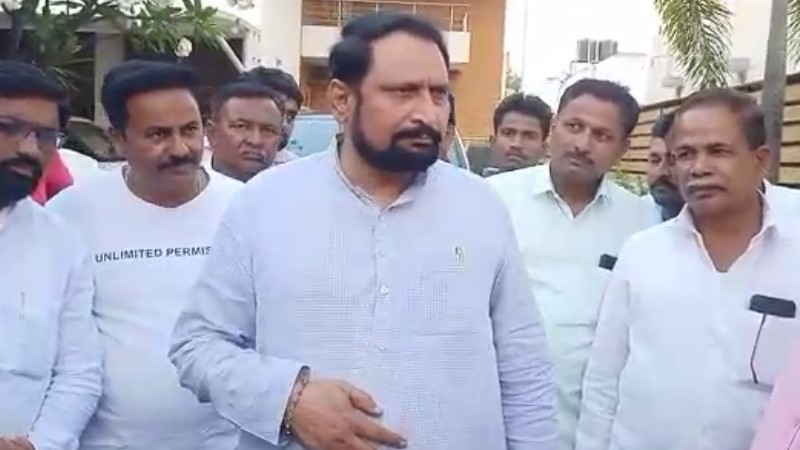 ಜನ ನನ್ನನ್ನು ತೇಲು ಅಂದ್ರೆ ತೇಲುತ್ತೇನೆ, ಮುಳುಗು ಅಂದ್ರೆ ಮುಳುಗುತ್ತೇನೆ: ಸವದಿ