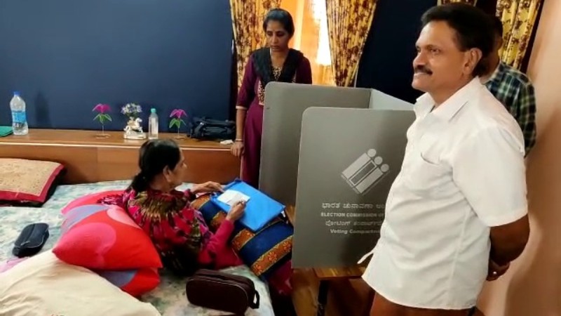 ವಿಧಾನಸಭೆ ಚುನಾವಣೆ 2023 : ಮೊದಲ ಮತದಾನ ಮಾಡಿದ ನಟಿ ಲೀಲಾವತಿ
