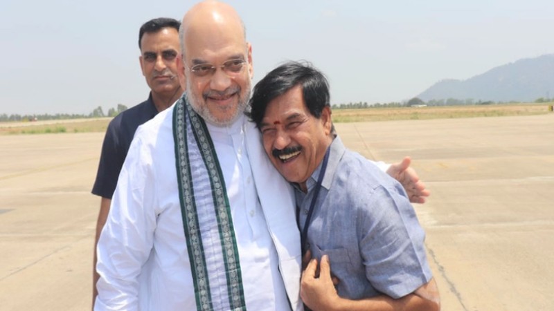 ಟಿಕೆಟ್ ವಂಚಿತ ಶಾಸಕ ರಾಮದಾಸ್‌ರನ್ನು ತಬ್ಬಿ ಬೆನ್ನು ತಟ್ಟಿದ ಅಮಿತ್ ಶಾ