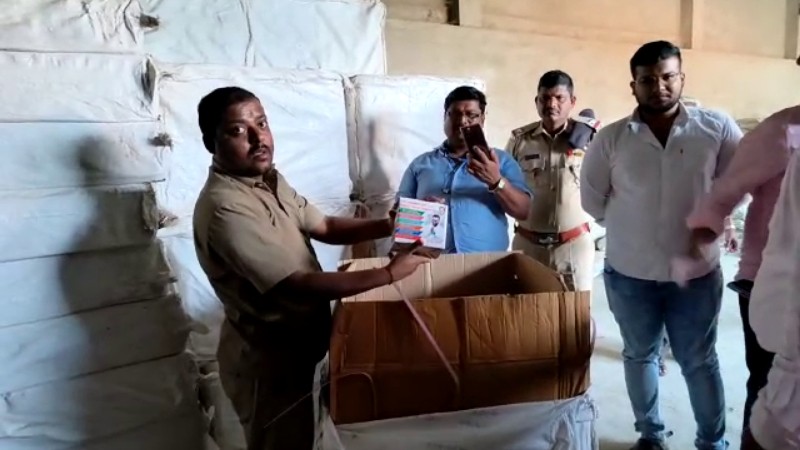 ಮತದಾರರಿಗೆ ಹಂಚಲು ಸಂಗ್ರಹಿಸಿಟ್ಟಿದ್ದ ಲಕ್ಷಾಂತರ ಮೌಲ್ಯದ ಟಿಫಿನ್ ಬಾಕ್ಸ್, ಹೊಲಿಗೆ ಯಂತ್ರ ಜಪ್ತಿ