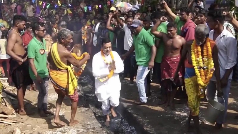 ಜಾತ್ರೆಯಲ್ಲಿ ಕೆಂಡದ ಮೇಲೆ ನಡೆದ ಬಿಜೆಪಿ ವಕ್ತಾರ ಸಂಬಿತ್ ಪಾತ್ರಾ