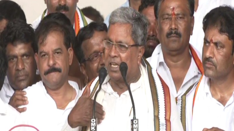 ಇದು ನನ್ನ ಕೊನೇ ಚುನಾವಣೆ, 1 ಲಕ್ಷ ಮತಗಳ ಅಂತರದಿಂದ ಗೆಲ್ಲಿಸಿ – ನಾಮಪತ್ರ ಸಲ್ಲಿಸಿ ಸಿದ್ದು ಮನವಿ
