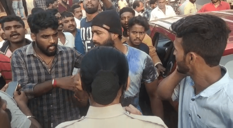 ಬಸ್ಸಿನಲ್ಲಿ ಯುವತಿಯ ಜೊತೆ ಮಾತನಾಡಿದ್ದಕ್ಕೆ ಕಾದು ಕುಳಿತು ಯುವಕನ ಹಲ್ಲೆಗೈದ್ರು!
