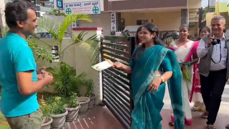 ಡಿಕೆಶಿ ಪರ ಅಖಾಡಕ್ಕಿಳಿದ ಪತ್ನಿ – ಕನಕಪುರದ ಹಲವೆಡೆ ಪ್ರಚಾರ