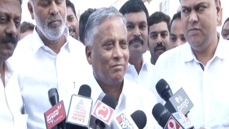 ಎಂತಹ ನಾಯಕರಾದರೂ ಸಿದ್ದರಾಮಯ್ಯ ನನ್ನಂತೆ ಒಬ್ಬ ಅಭ್ಯರ್ಥಿ: ಸೋಮಣ್ಣ