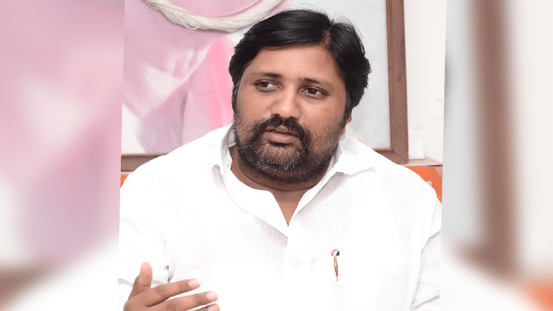 ಕೈತಪ್ಪಿದ ಮೊಳಕಾಲ್ಮೂರು ‘ಕೈ’ ಟಿಕೆಟ್- ಬೆಂಬಲಿಗರ ಸಭೆಯಲ್ಲಿ ಆಕಾಂಕ್ಷಿ ಯೋಗೀಶ್ ಬಾಬು ಕಣ್ಣೀರು