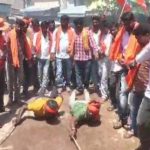 ಬಿಜೆಪಿ ಶಾಸಕನ ಗೆಲುವಿಗೆ ವಿಚಿತ್ರ ಹರಕೆ – 16 ಕಿಮೀ ದೀರ್ಘದಂಡ ನಮಸ್ಕಾರ ಹಾಕಿದ ಫ್ಯಾನ್ಸ್