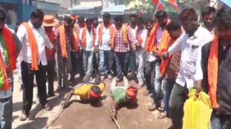 ಬಿಜೆಪಿ ಶಾಸಕನ ಗೆಲುವಿಗೆ ವಿಚಿತ್ರ ಹರಕೆ – 16 ಕಿಮೀ ದೀರ್ಘದಂಡ ನಮಸ್ಕಾರ ಹಾಕಿದ ಫ್ಯಾನ್ಸ್