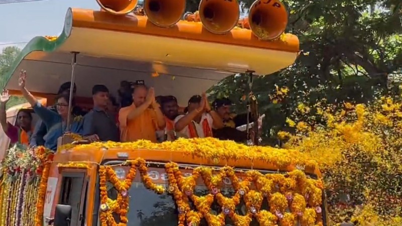 JDS ಭದ್ರಕೋಟೆಯಲ್ಲಿ ಯೋಗಿ ಆದಿತ್ಯನಾಥ್ ರೋಡ್ ಶೋ