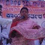 ಸೆರಗೊಡ್ಡಿ ಮತಯಾಚನೆ ಮಾಡಿದ ಕಾಂಗ್ರೆಸ್ ಅಭ್ಯರ್ಥಿ ಚಿಂಚನಸೂರ್‌ ಪತ್ನಿ ಅಮರೇಶ್ವರಿ