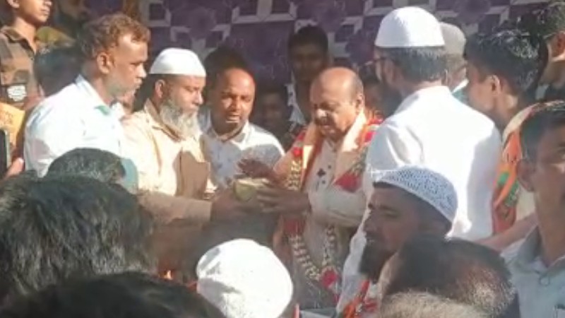 ನಾವು ಅಣ್ಣ, ತಮ್ಮಂದಿರ ಹಾಗೇ ಇದ್ದೇವೆ : ಮುಸಲ್ಮಾನರನ್ನು BJPಗೆ ಸ್ವಾಗತಿಸಿದ ಬೊಮ್ಮಾಯಿ