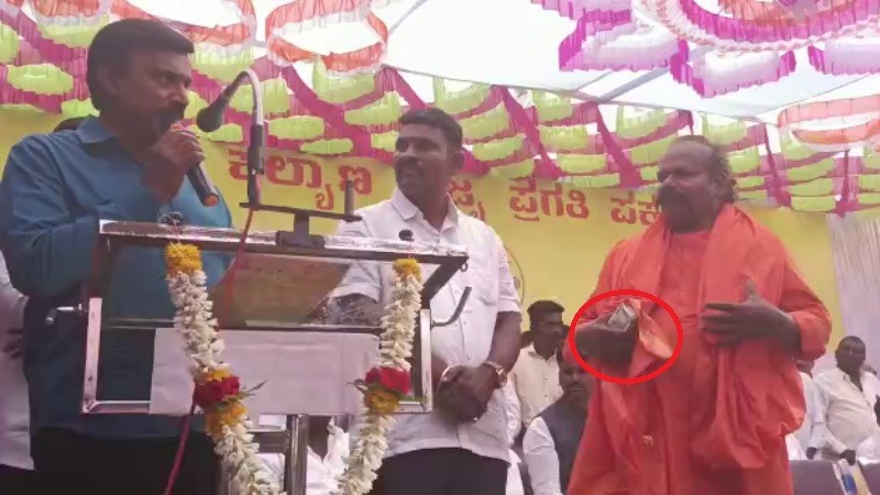 ಜನಾರ್ದನ ರೆಡ್ಡಿ ಸಮ್ಮುಖದಲ್ಲೇ ಅಭ್ಯರ್ಥಿಗೆ 1 ಲಕ್ಷ ಹಣ ನೀಡಿದ ಸ್ವಾಮೀಜಿ