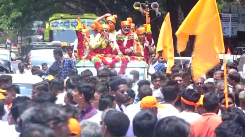 ಶಾಸಕನ ವಿರುದ್ಧ ತೊಡೆ ತಟ್ಟಿದ್ದ ಇಬ್ಬರು ಪಕ್ಷೇತರ ಅಭ್ಯರ್ಥಿಗಳು ಒಂದೇ ವಾಹನದಲ್ಲಿ ಬಂದು ನಾಮಪತ್ರ ಸಲ್ಲಿಕೆ