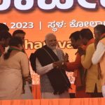 ಕಾಲಿಗೆ ಬೀಳಲು ಬಂದ ನಾಯಕರಿಗೆ ಬುದ್ಧಿ ಹೇಳಿದ ಮೋದಿ