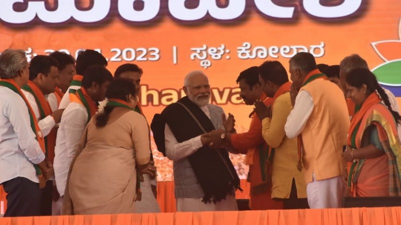 ಕಾಲಿಗೆ ಬೀಳಲು ಬಂದ ನಾಯಕರಿಗೆ ಬುದ್ಧಿ ಹೇಳಿದ ಮೋದಿ