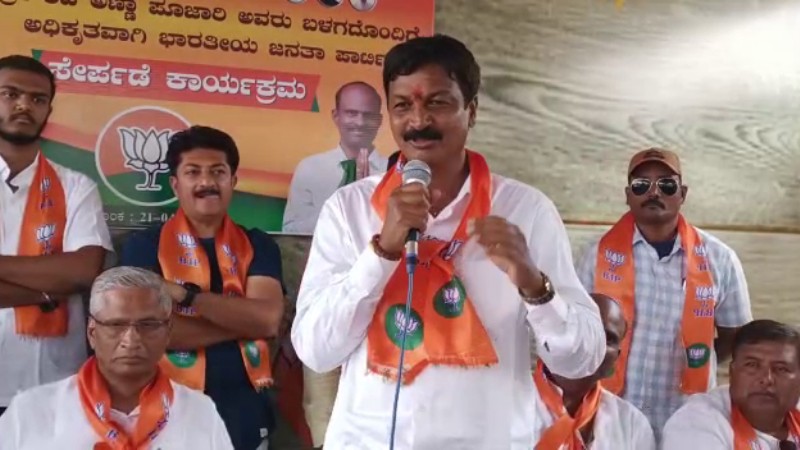 ಸವದಿಯಿಂದ ಹಣ ಪಡೆದು ಬಿಜೆಪಿಗೆ ವೋಟ್‌ ಹಾಕಿ : ರಮೇಶ್ ಜಾರಕಿಹೊಳಿ