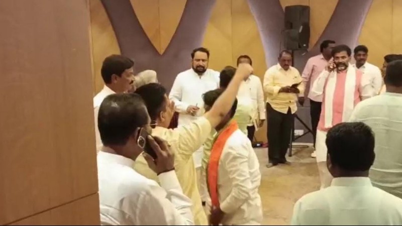 ಜಾರಕಿಹೊಳಿ – ಸವದಿ ಬಣ ರಾಜಕೀಯಕ್ಕೆ ಬ್ರೇಕ್‌; ಹೈಕಮಾಂಡ್‌ ಸಂದೇಶ ರವಾನಿಸಿದ ಜೋಶಿ