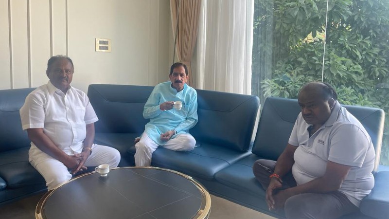 ಹೆಚ್‌ಡಿಕೆಯನ್ನು ಭೇಟಿಯಾದ ಸೊಗಡು ಶಿವಣ್ಣ – ತುಮಕೂರಲ್ಲೂ ಅಭ್ಯರ್ಥಿ ಬದಲಾವಣೆ?