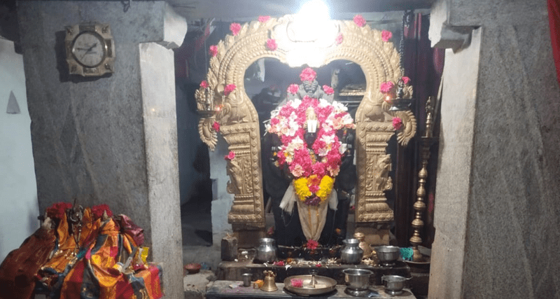 ದೇಗುಲದ ಗರ್ಭಗುಡಿಯವರೆಗೂ ಹರಿದ ರಕ್ತ- ಕಿಡಿಗೇಡಿಗಳ ಕೃತ್ಯದಿಂದ ಗ್ರಾಮಸ್ಥರಲ್ಲಿ ಆತಂಕ
