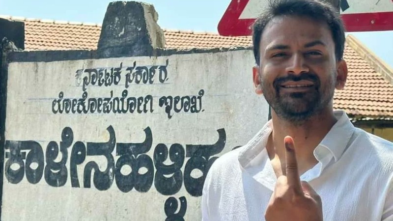 ವಿಧಾನಸಭೆ ಚುನಾವಣೆ 2023 : ಕುಟುಂಬ ಸಮೇತ ಕಾಳೇನಹಳ್ಳಿಯಲ್ಲಿ ಡಾಲಿ ಮತದಾನ