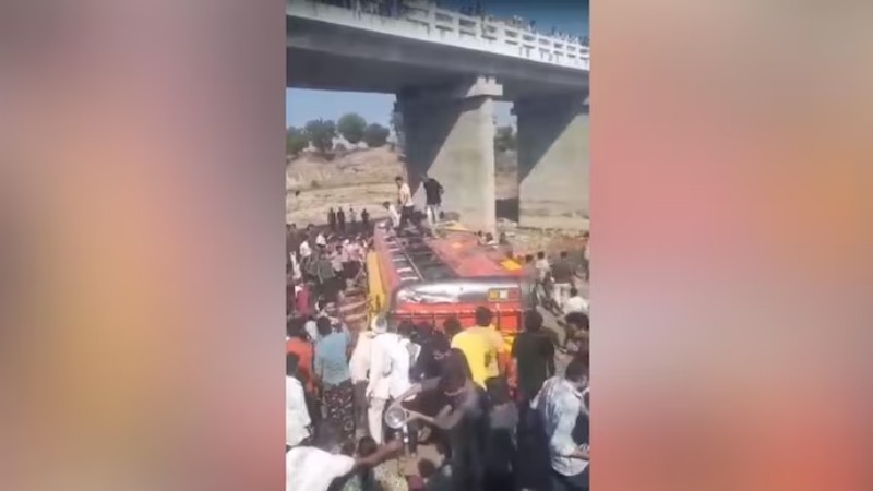 ಸೇತುವೆಯಿಂದ ಬಸ್ ಬಿದ್ದು 22 ಮಂದಿ ಸಾವು
