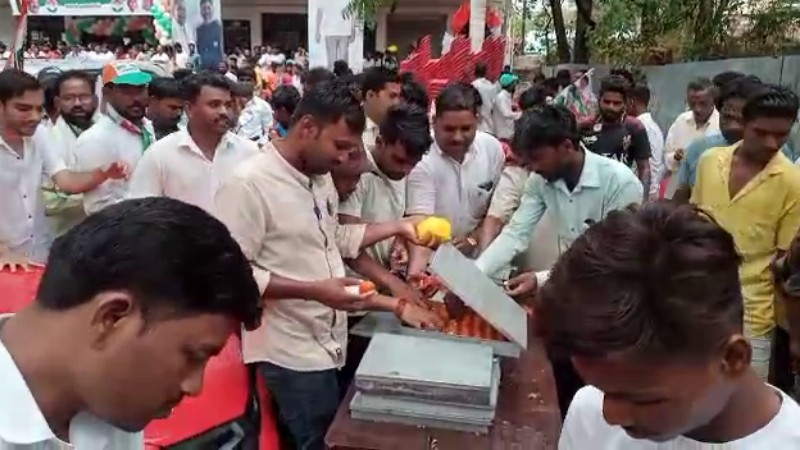 ಬೆಳಗಾವಿಯಲ್ಲಿ ಮೋತಿ ಚೂರು ಲಾಡು ತಿನ್ನಲು ಮುಗಿಬಿದ್ದ ʻಕೈʼ ಕಾರ್ಯಕರ್ತರು