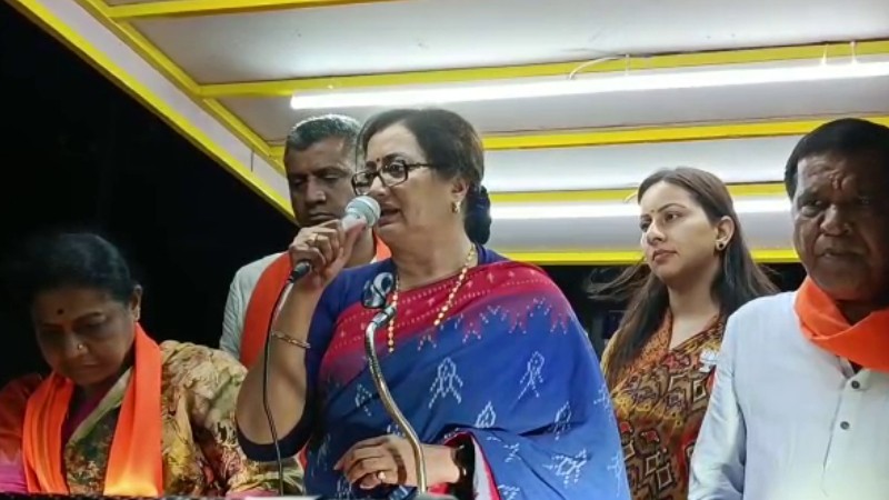 ಮಂಡ್ಯ ಕಾಂಗ್ರೆಸ್ ಕಾರ್ಯಕರ್ತರ ಕ್ಷಮೆಯಾಚಿಸಿದ ಸುಮಲತಾ