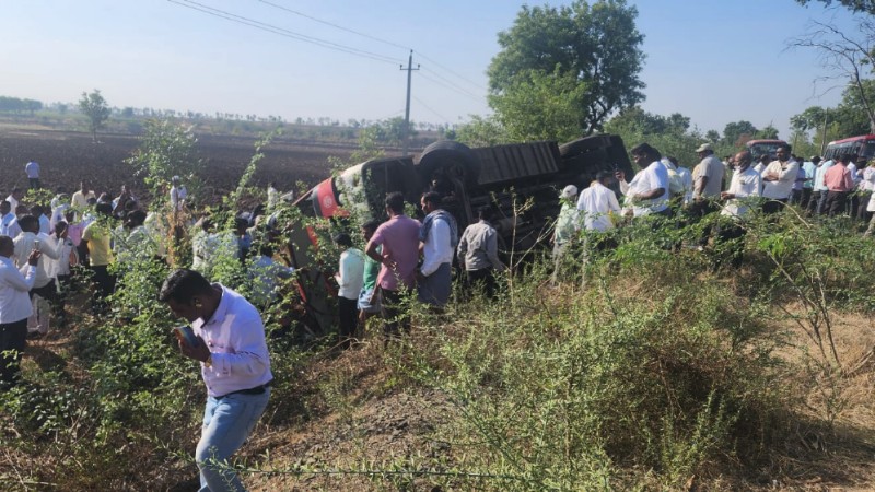 ಚುನಾವಣಾ ಕರ್ತವ್ಯದ ಮೇಲೆ ಹೊರಟಿದ್ದ ಬಸ್ ಪಲ್ಟಿ – 15 ಕ್ಕೂ ಅಧಿಕ ಜನರಿಗೆ ಗಾಯ