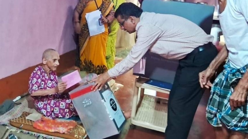 ವೋಟ್‌ ಹಾಕಿ ಸೈ ಎನಿಸಿಕೊಂಡ 104ರ ವೃದ್ಧೆ – ಉತ್ತರ ಕನ್ನಡ ಜಿಲ್ಲೆಯಲ್ಲಿ ಮತದಾನ ಶುರು