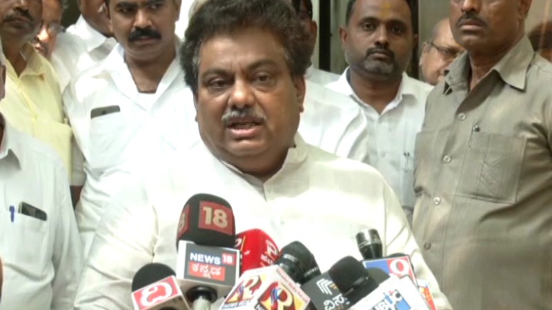 ತಂದೆ-ತಾಯಿಯನ್ನು ಸಾಕುವವರೇ ಹೆಣ್ಣು ಮಕ್ಕಳು: ಭ್ರೂಣಹತ್ಯೆ ವಿರುದ್ಧ ಎಂಬಿ ಪಾಟೀಲ್ ಕಿಡಿ