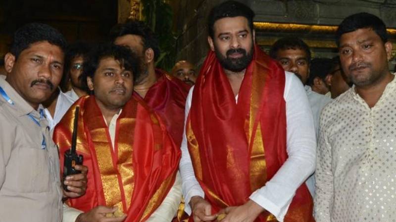 ‘ಆದಿಪುರುಷ್’ ಸಿನಿಮಾ ರಿಲೀಸ್‌ಗೂ ಮುನ್ನ ತಿರುಪತಿ ತಿಮ್ಮಪ್ಪನ ದರ್ಶನ ಪಡೆದ ಪ್ರಭಾಸ್
