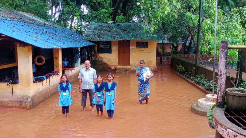 ಉತ್ತರ ಕನ್ನಡದಲ್ಲಿ ಅಬ್ಬರದ ಮಳೆ – ಶಾಲಾ ಕೊಠಡಿಗೆ ನುಗ್ಗಿದ ನೀರು