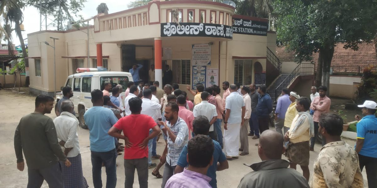 ಗ್ರಾಪಂ ಅಧ್ಯಕ್ಷ ಸ್ಥಾನ ವಿಚಾರವಾಗಿ ಗಲಾಟೆ – ನಡುರಸ್ತೆಯಲ್ಲೇ ಬಡಿದಾಡಿಕೊಂಡ ಸದಸ್ಯರು; ಓರ್ವ ಅಸ್ವಸ್ಥ