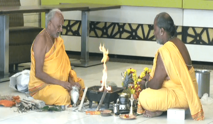 ಡಿಎಂಕೆ ಮುಖಂಡನ ಮೇಲೆ ಹಲ್ಲೆ ನಡೆದಿದ್ದ ಹೋಟೆಲ್‍ನಲ್ಲಿ ವಿಶೇಷ ಪೂಜೆ