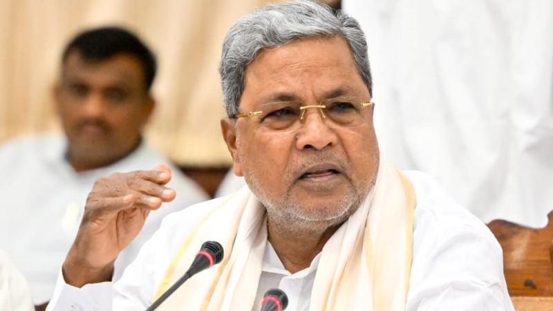 ಜನ ನಾಯಕರಾದವರು ಮೊದಲು ಕಾನೂನು ಪಾಲಿಸಬೇಕು: ಸಿದ್ದರಾಮಯ್ಯಗೆ 10 ಸಾವಿರ ರೂ. ದಂಡ