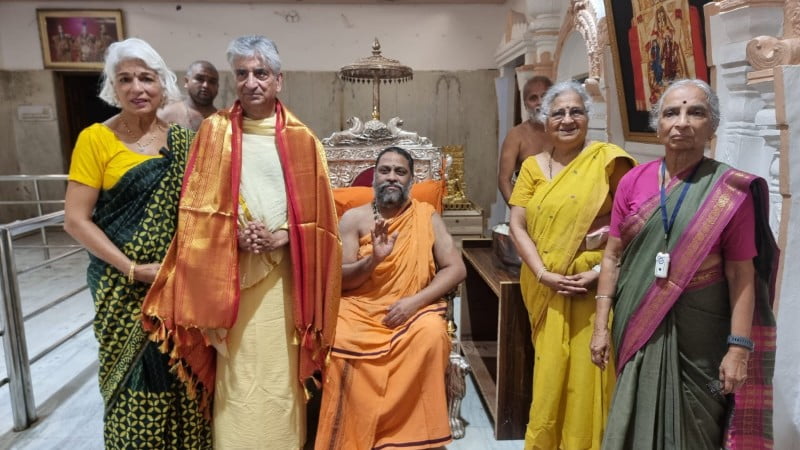 ಸುಧಾ ಮೂರ್ತಿ ಜೊತೆ ಬ್ರಿಟನ್ ಪ್ರಧಾನಿ ರಿಷಿ ಸುನಕ್ ತಂದೆ, ತಾಯಿ ಮಂತ್ರಾಲಯಕ್ಕೆ ಭೇಟಿ