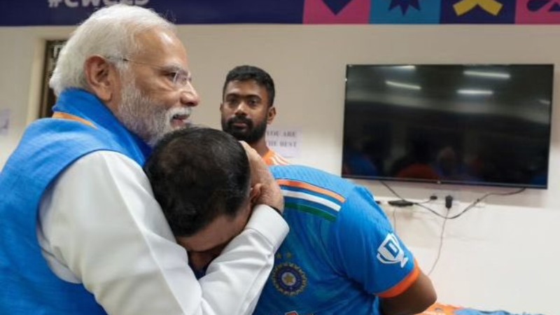 ಅಪ್ಪಿಕೊಂಡು ಸಮಾಧಾನ ಹೇಳಿದ ಮೋದಿ – ಮತ್ತೆ ನಾವು ಪುಟಿದೇಳುತ್ತೇವೆ  ಎಂದ ಶಮಿ