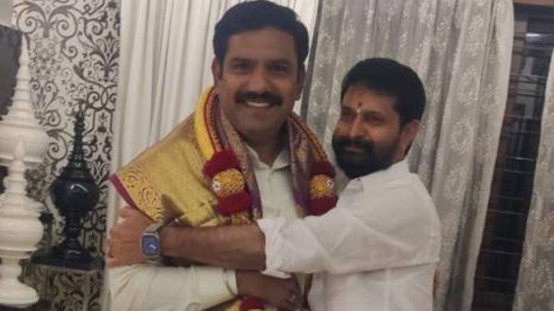 ವಿಜಯೇಂದ್ರಗೆ ಹಾರ ಹಾಕಿ, ಶಾಲು ಹೊದಿಸಿ ತಬ್ಬಿಕೊಂಡು ಶುಭಕೋರಿದ ಸಿ.ಟಿ.ರವಿ